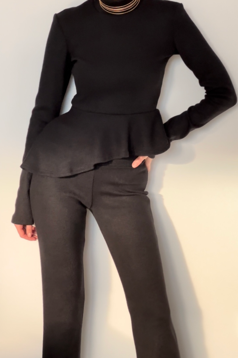 Set din Lână Merino Premium – Pantaloni Evazați și Bluză Asimetrică cu Volănașe "Merino Grace"