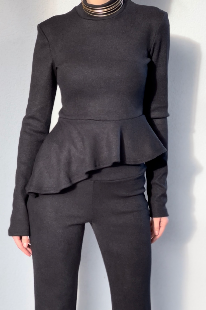 Set din Lână Merino Premium – Pantaloni Evazați și Bluză Asimetrică cu Volănașe "Merino Grace"
