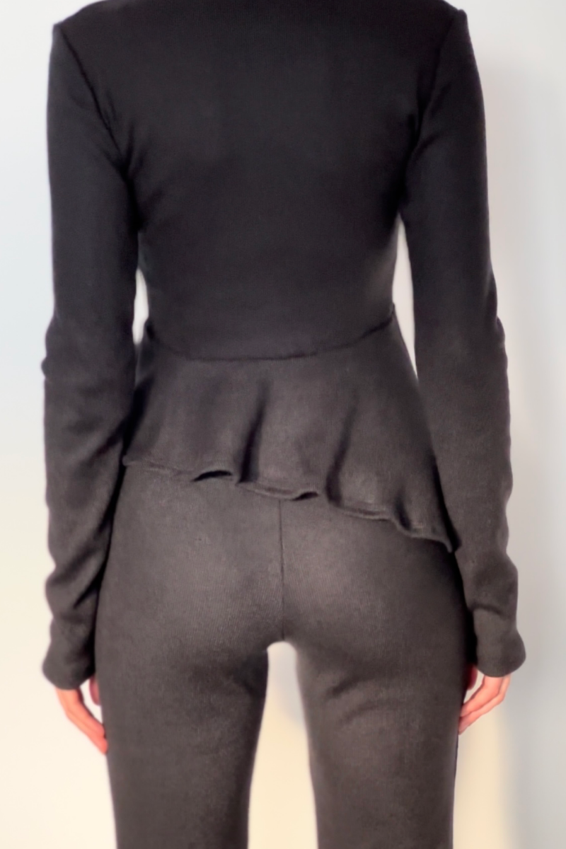 Set din Lână Merino Premium – Pantaloni Evazați și Bluză Asimetrică cu Volănașe "Merino Grace"