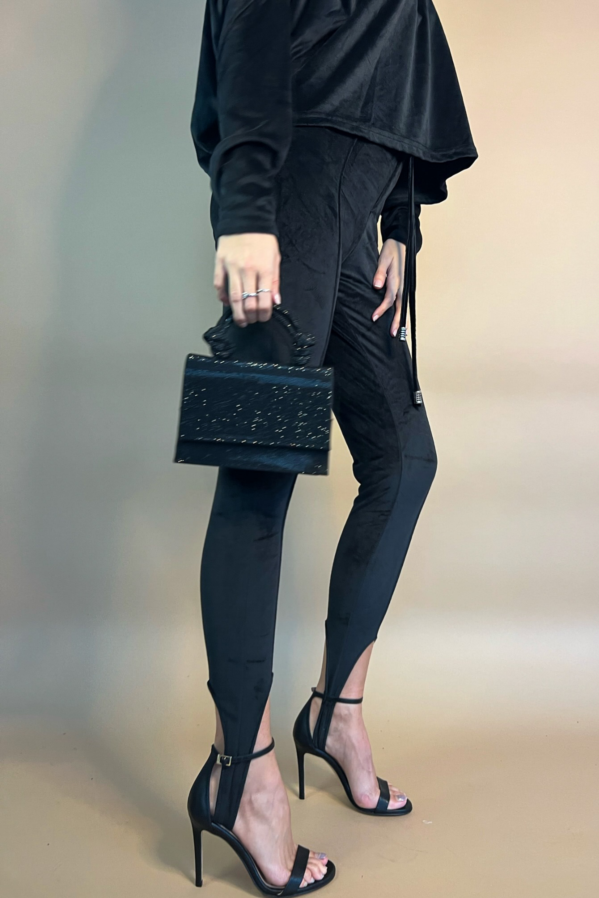 Set negru catifea doua piese cu top asimetric evazat și colanți Balerina Sugar Couture