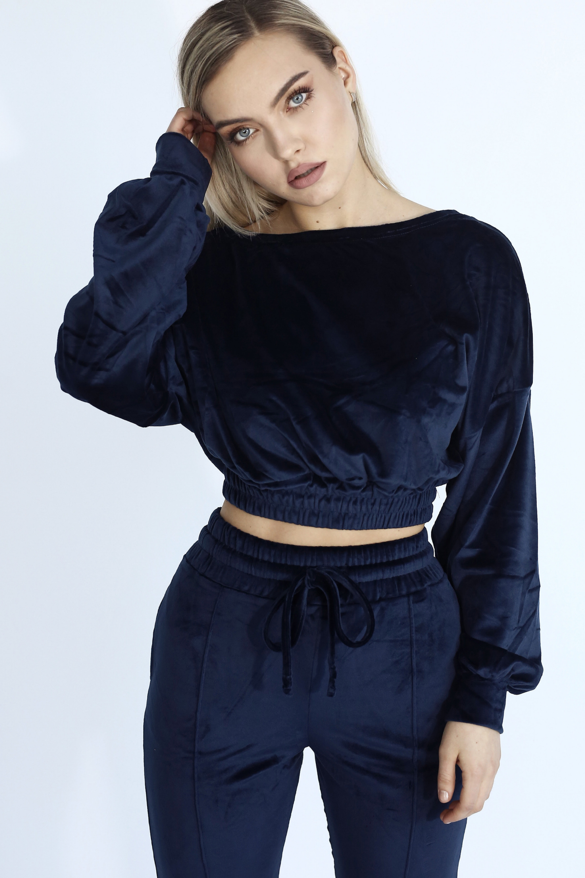 Set blumarin albastru inchis Adele catifea doua piese top cu umeri evazati și pantaloni Sugar Couture