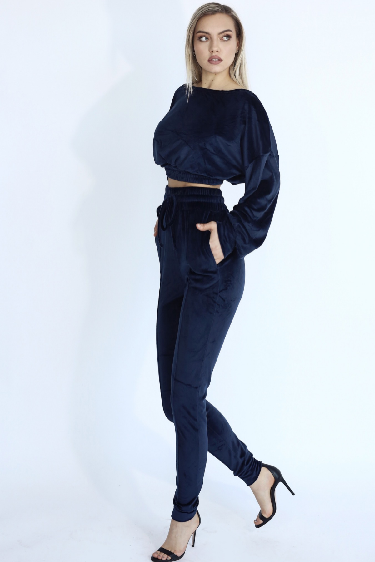 Set blumarin albastru inchis Adele catifea doua piese top cu umeri evazati și pantaloni Sugar Couture