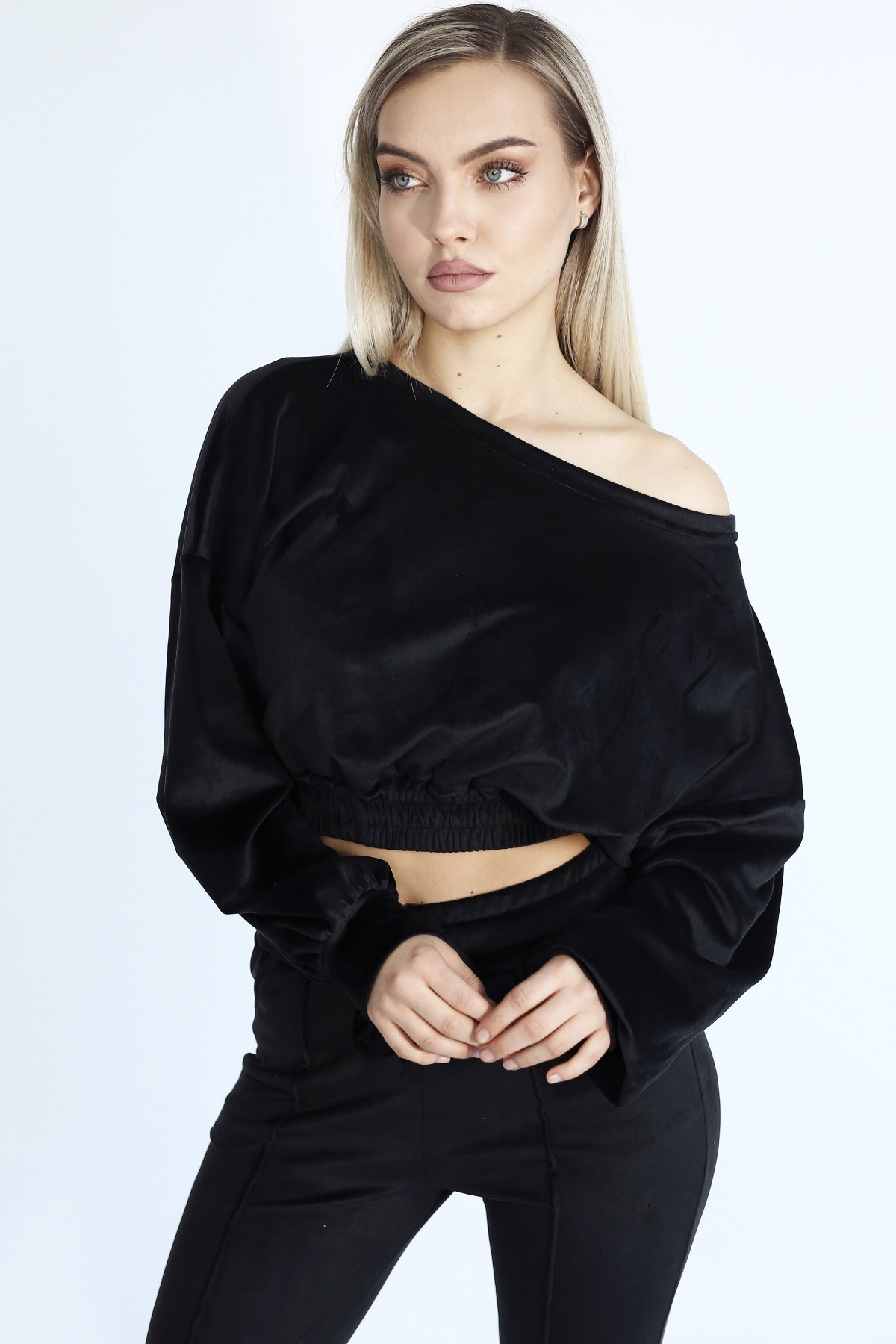 Set negru Adele catifea doua piese top cu umeri evazati și pantaloni Sugar Couture