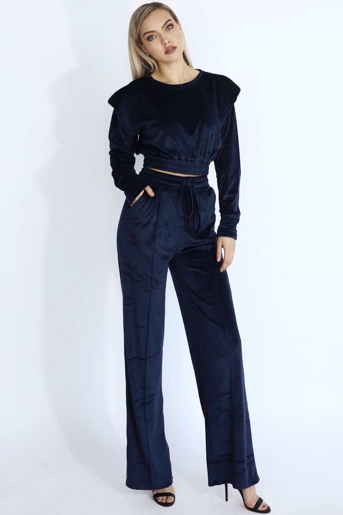 Set blumarin albastru inchis Dasha din catifea top maneca lunga cu pernițe si pantaloni evazati Sugar Couture