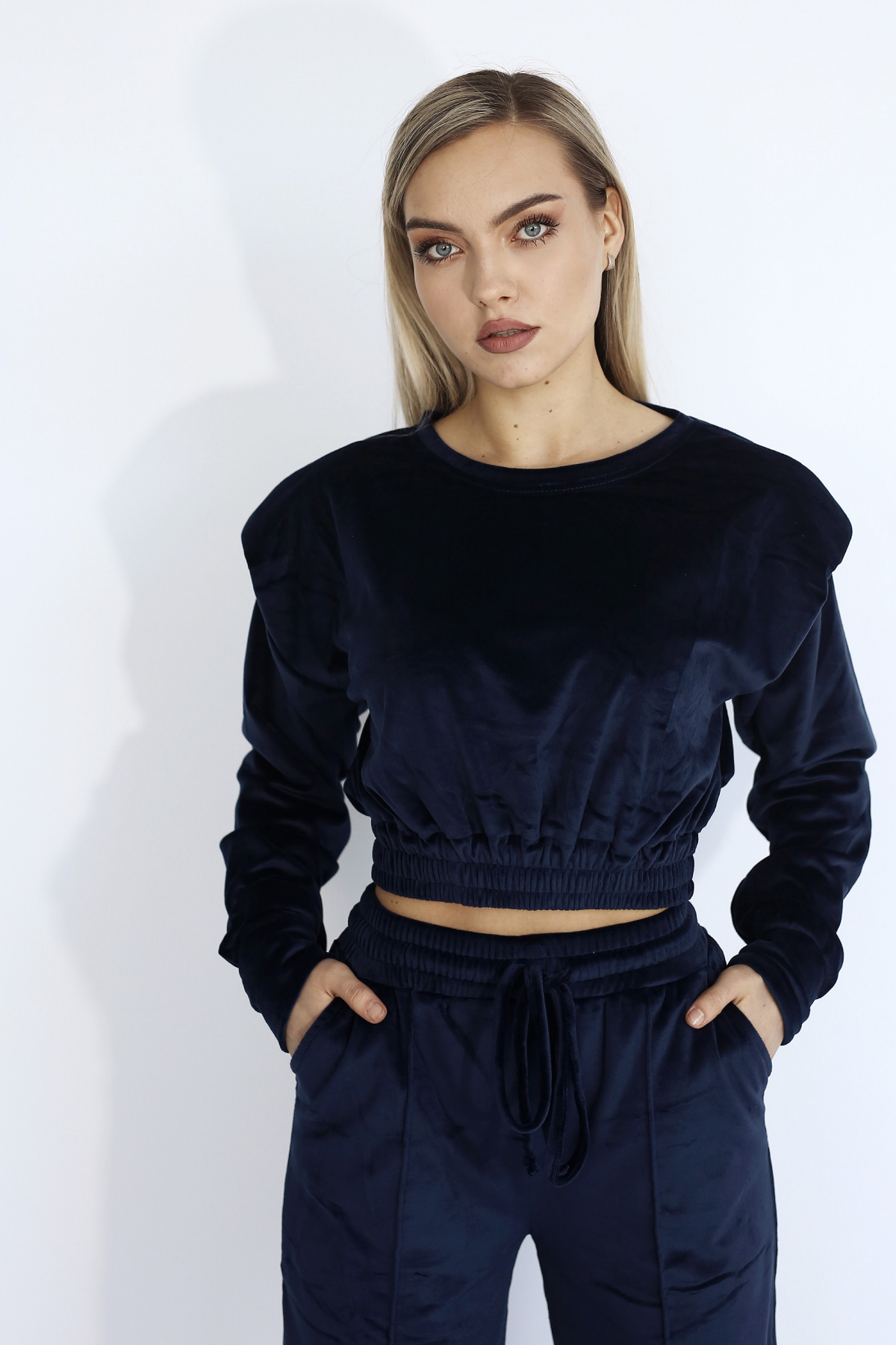 Set blumarin albastru inchis Dasha din catifea top maneca lunga cu pernițe si pantaloni evazati Sugar Couture