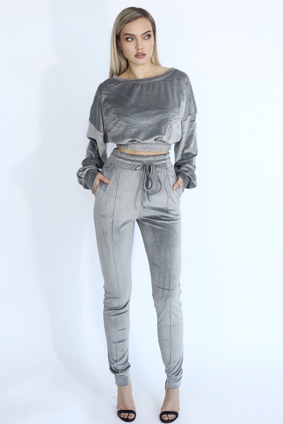 Set gri Adele catifea doua piese top cu umeri evazati și pantaloni Sugar Couture