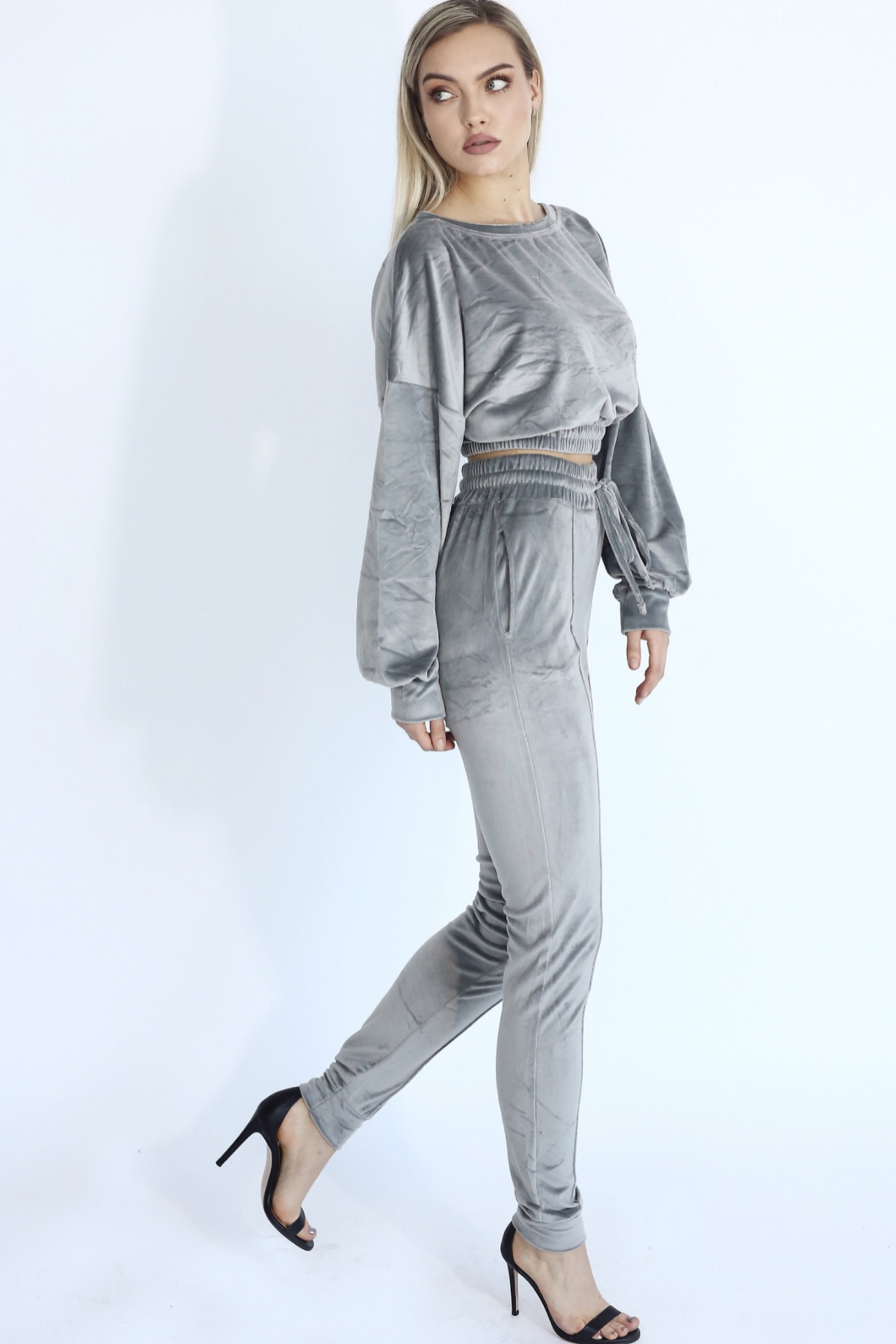 Set gri Adele catifea doua piese top cu umeri evazati și pantaloni Sugar Couture