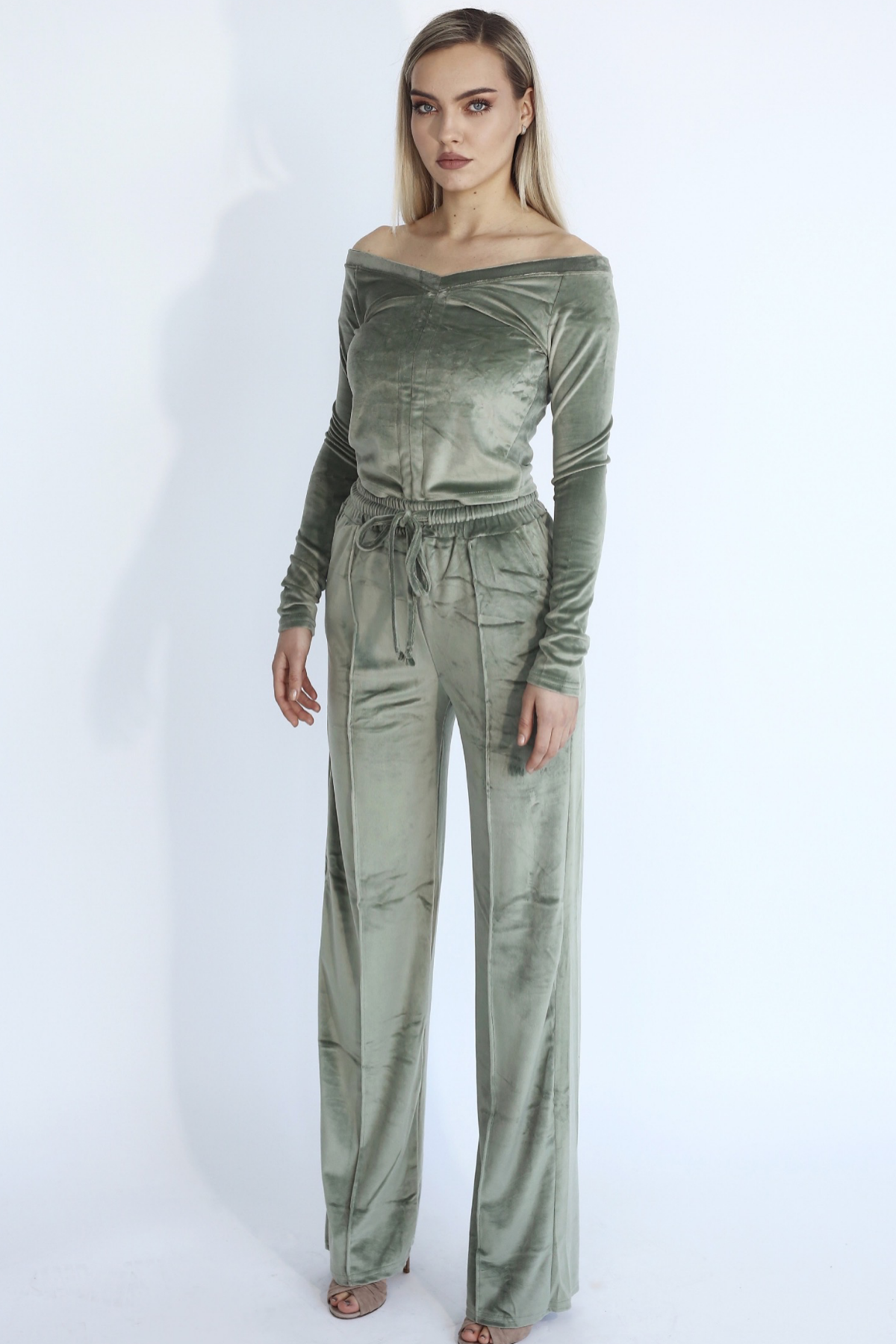 Set roz verde kaki Clarisa catifea doua piese top cu snur si decolteu în V cu pantaloni evazați Sugar Couture