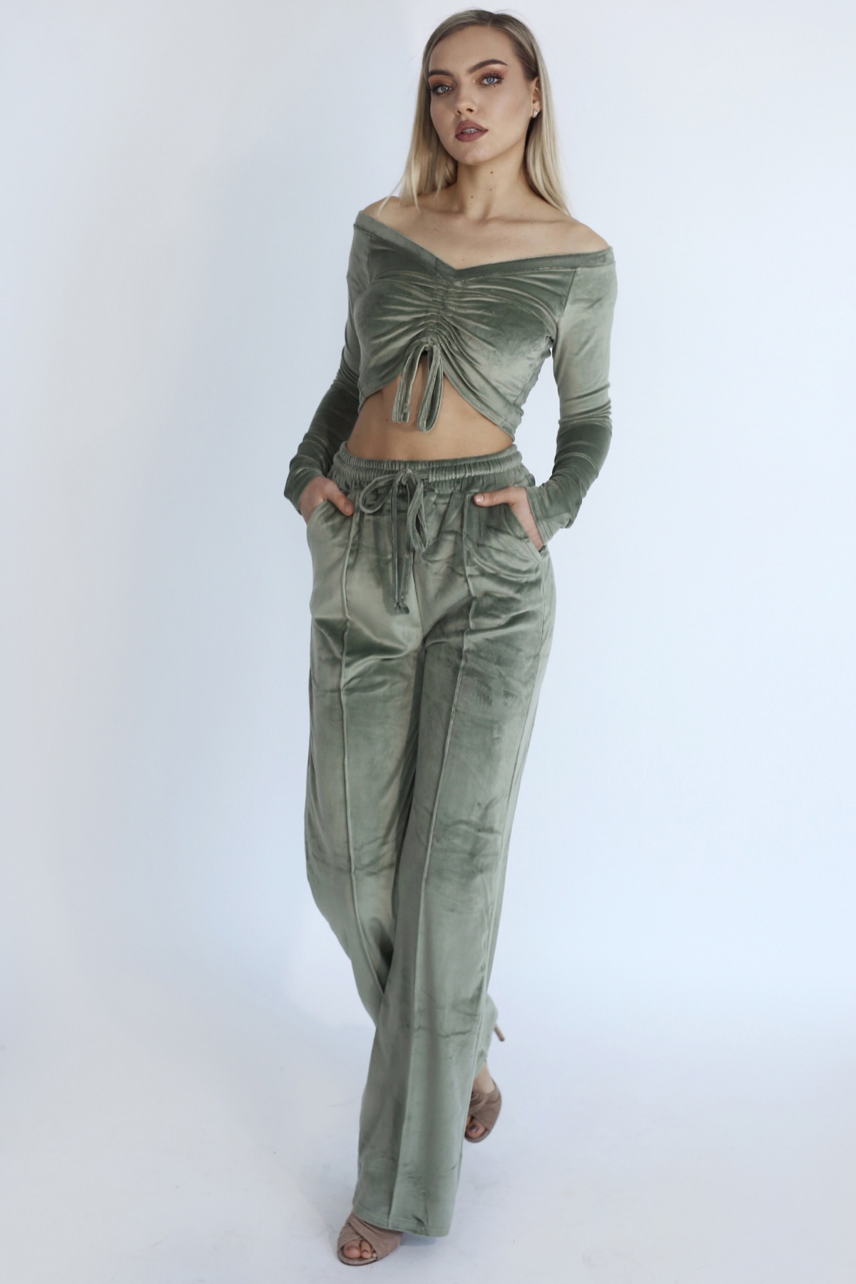 Set roz verde kaki Clarisa catifea doua piese top cu snur si decolteu în V cu pantaloni evazați Sugar Couture