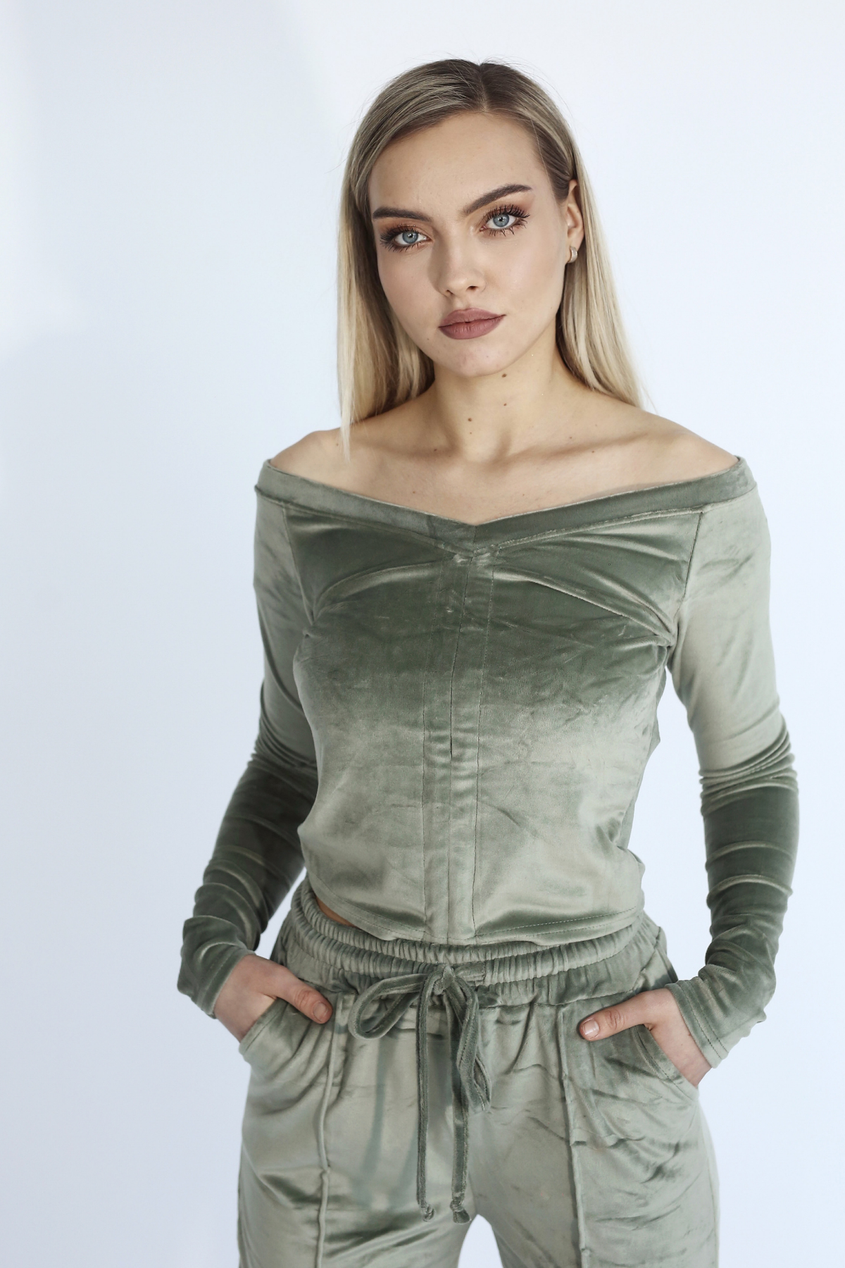 Set roz verde kaki Clarisa catifea doua piese top cu snur si decolteu în V cu pantaloni evazați Sugar Couture
