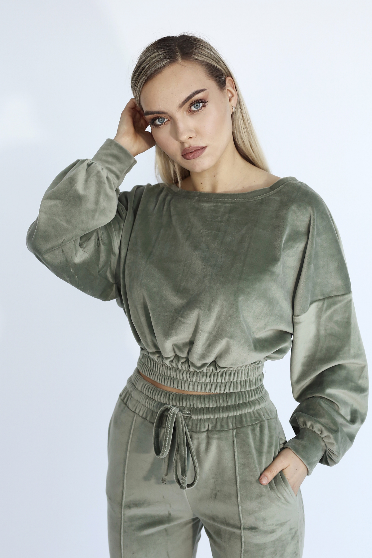 Set verde kaki Adele catifea doua piese top cu umeri evazati și pantaloni Sugar Couture