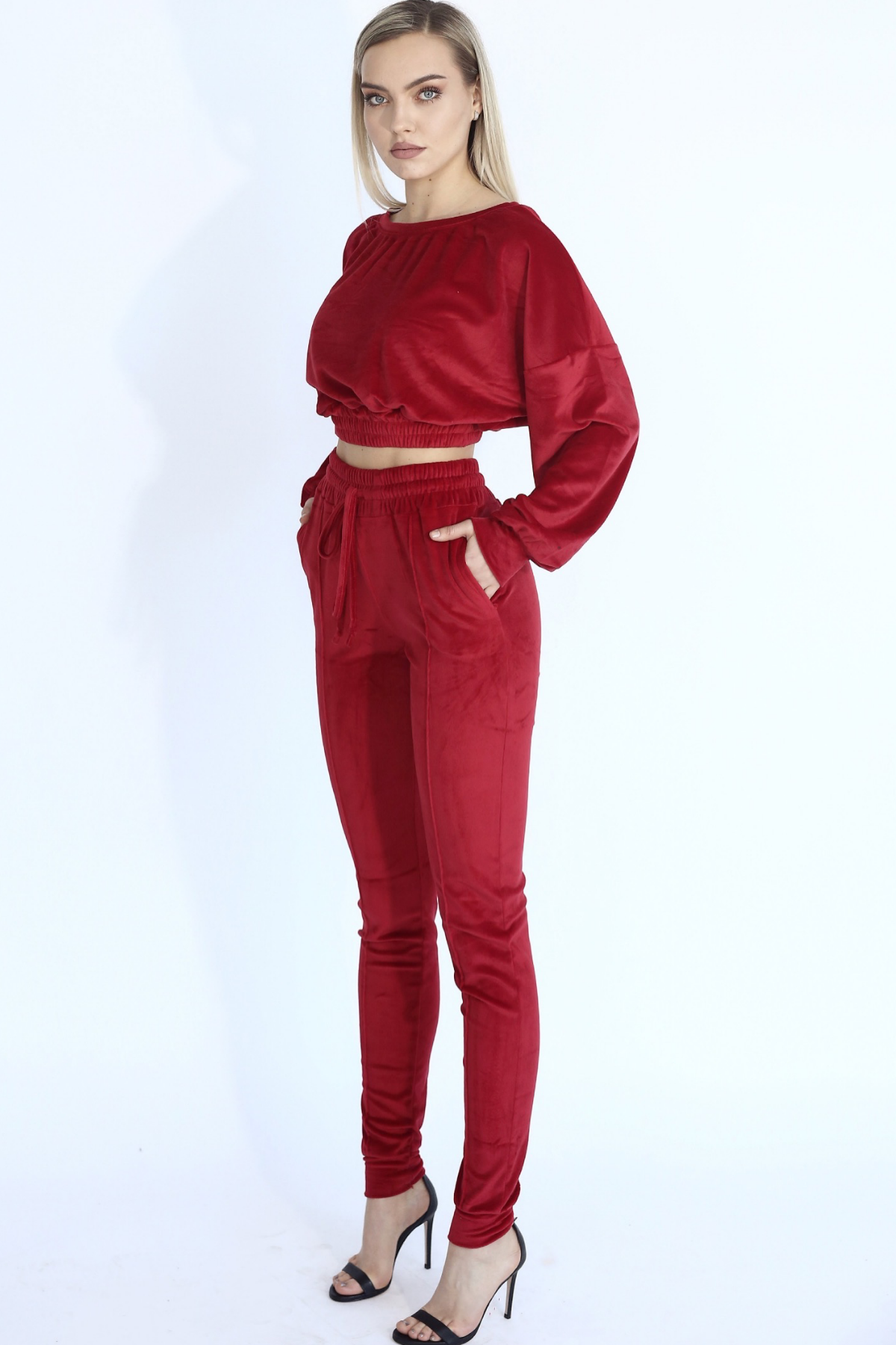 Set rosu Adele catifea doua piese top cu umeri evazati și pantaloni Sugar Couture