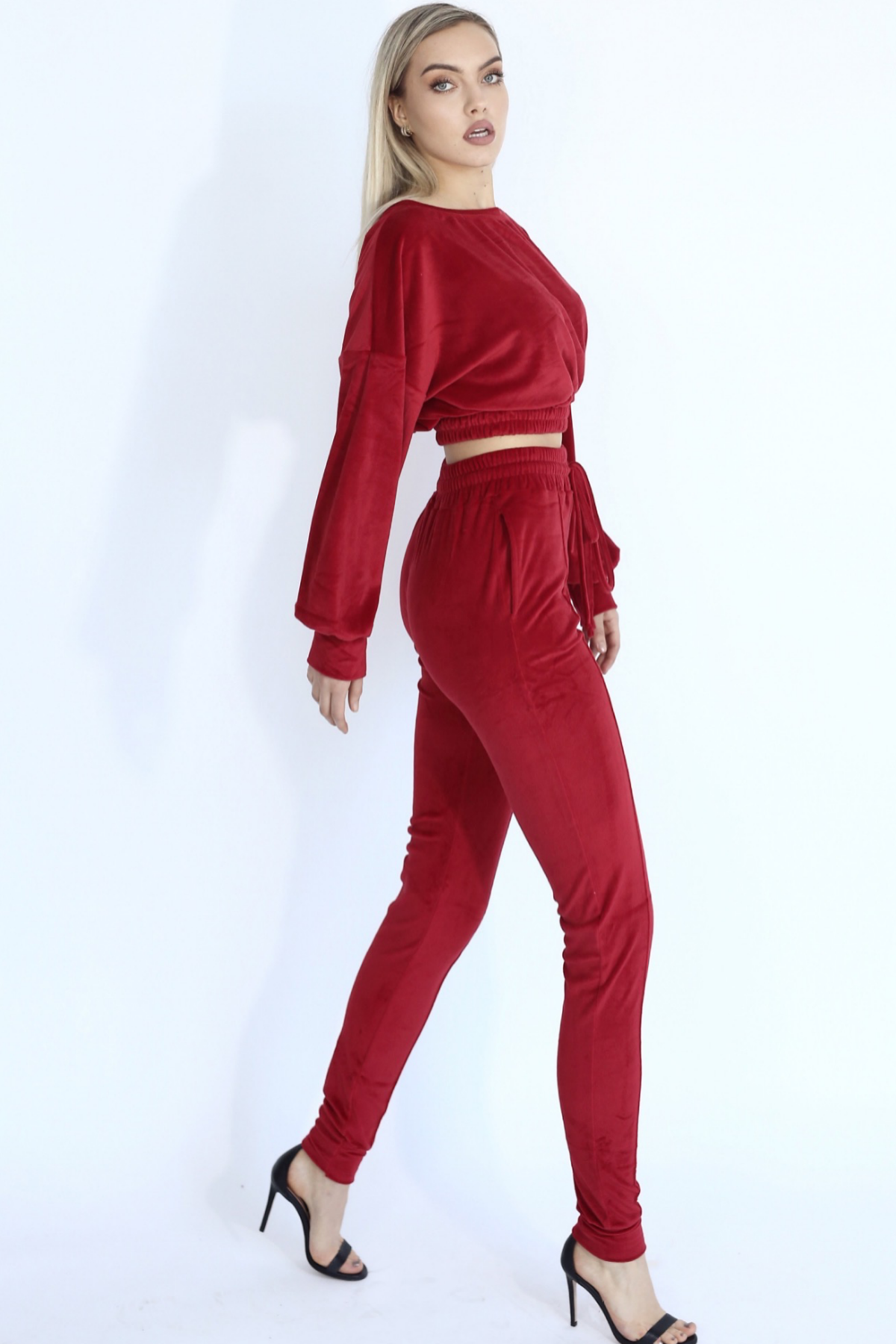 Set rosu Adele catifea doua piese top cu umeri evazati și pantaloni Sugar Couture