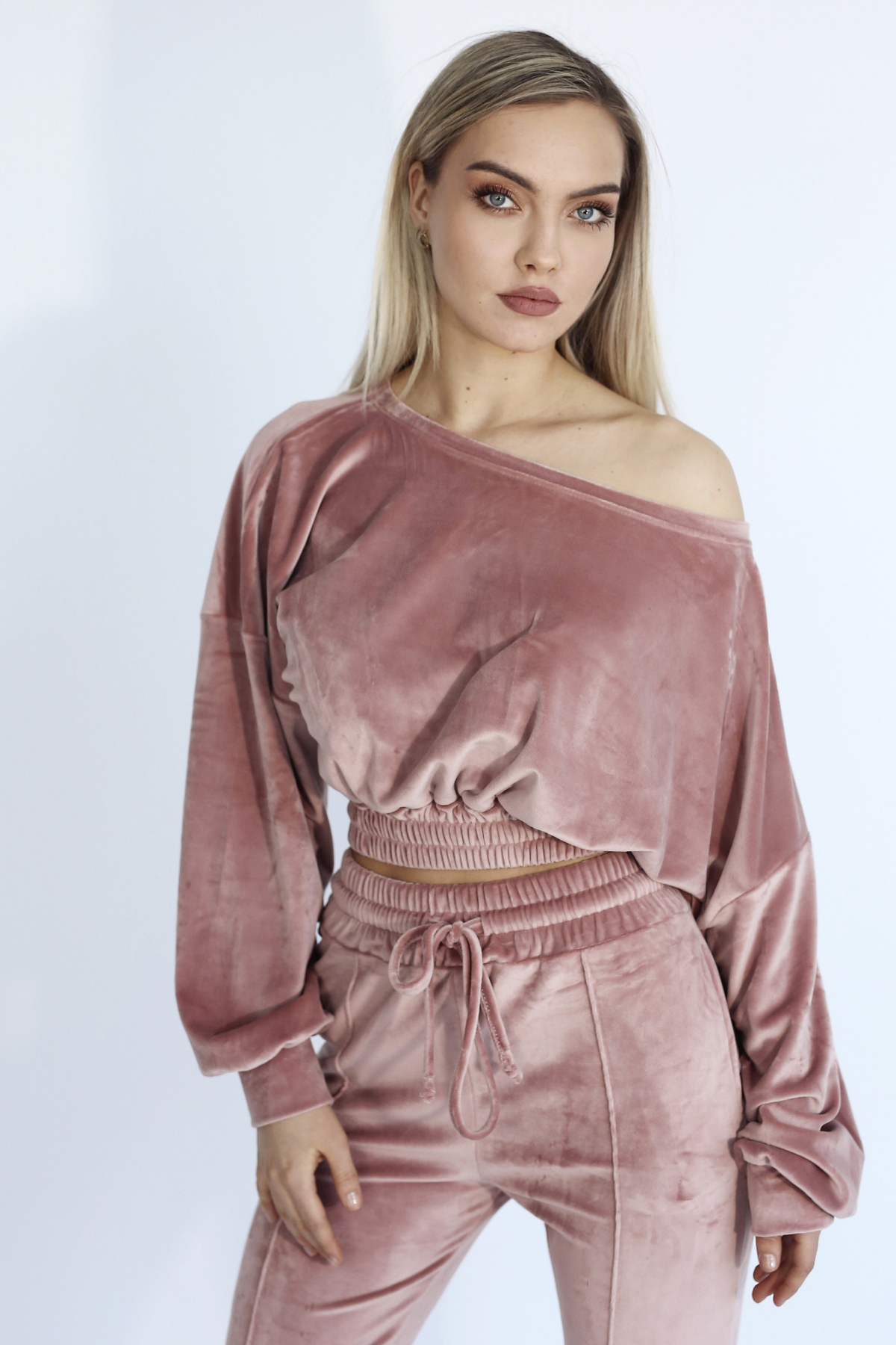 Set roz prafuit inchis Adele catifea doua piese top cu umeri evazati și pantaloni Sugar Couture
