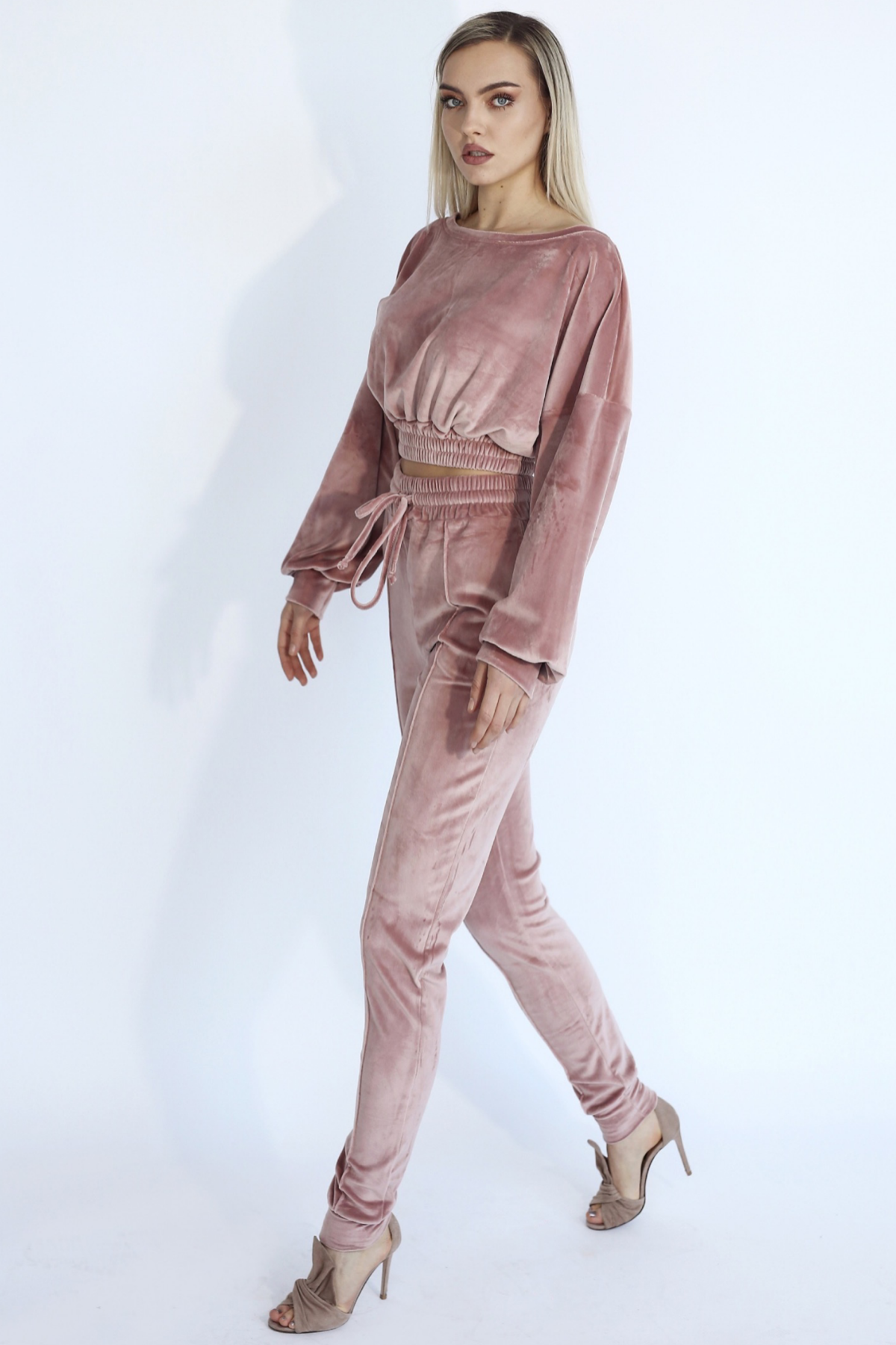Set roz prafuit inchis Adele catifea doua piese top cu umeri evazati și pantaloni Sugar Couture