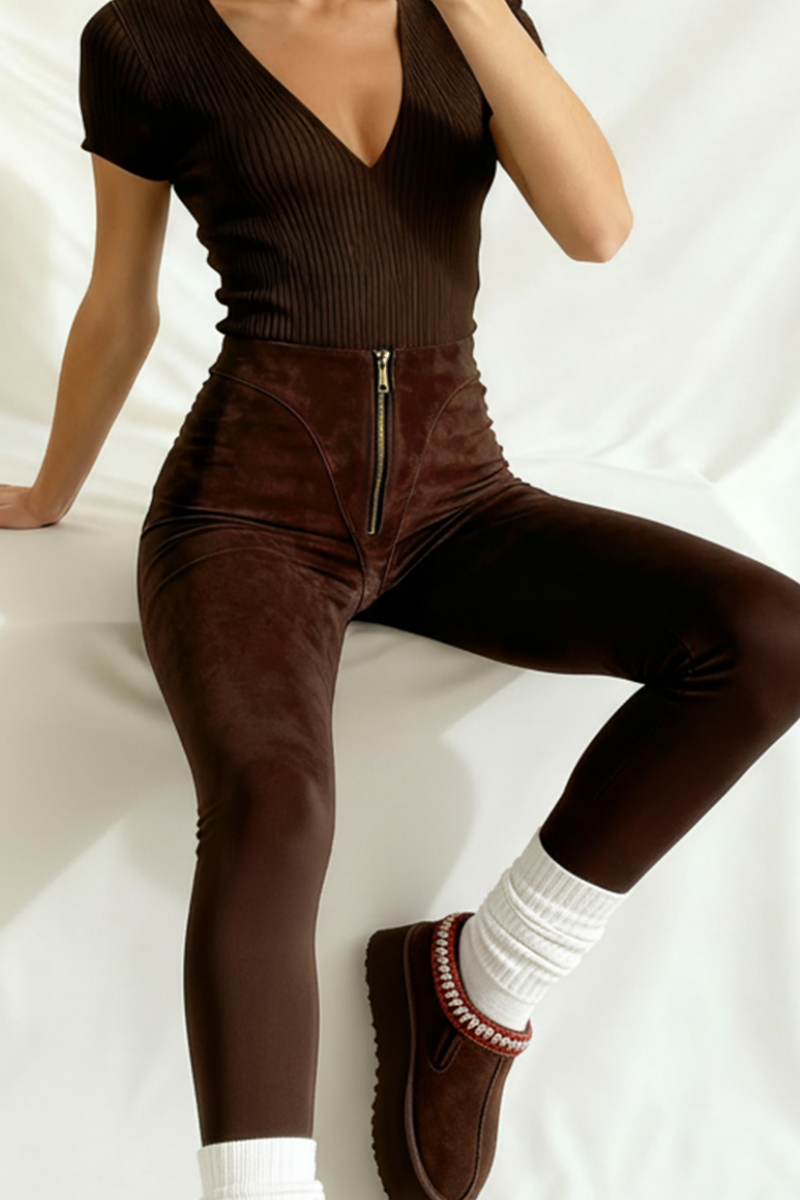 Colanți din piele întoarsă  cu talie înaltă și fermoar "V-Cut" - Maro