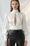 Bluză din mătase naturală „Aria” cu guler înalt și decupaj frontal – Sugar Couture